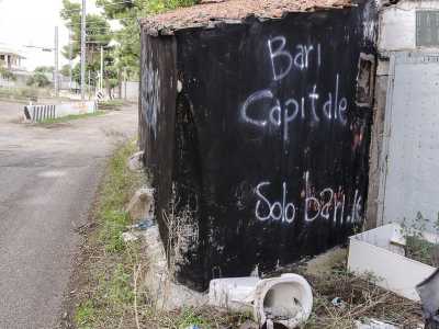 Parte del casello � stata dipinta di nero 